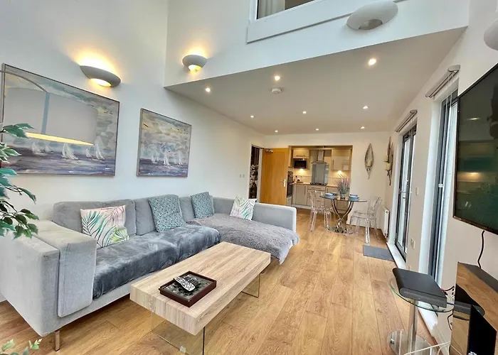 Penthouse Swansea Marina City Centre 100M From Beach